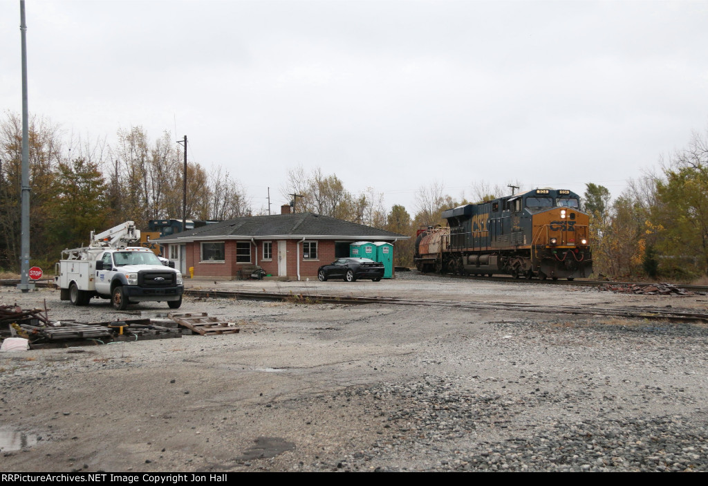 CSX 934 rounds the curve at the crossroads of the Monon leading Q642 north